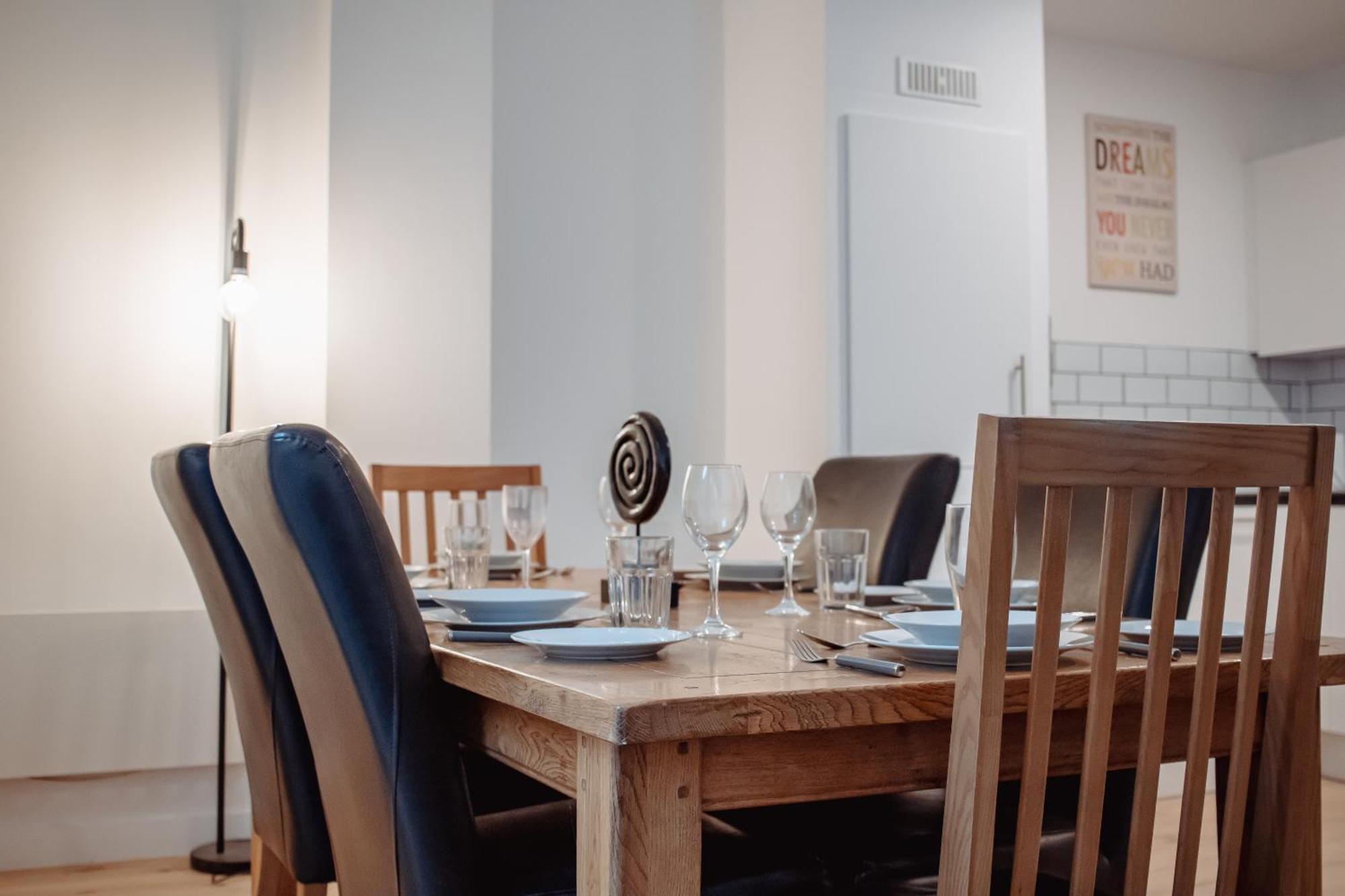 Central & Spacious, Sleeps 8, Perfect For Groups Leeds  Exteriör bild